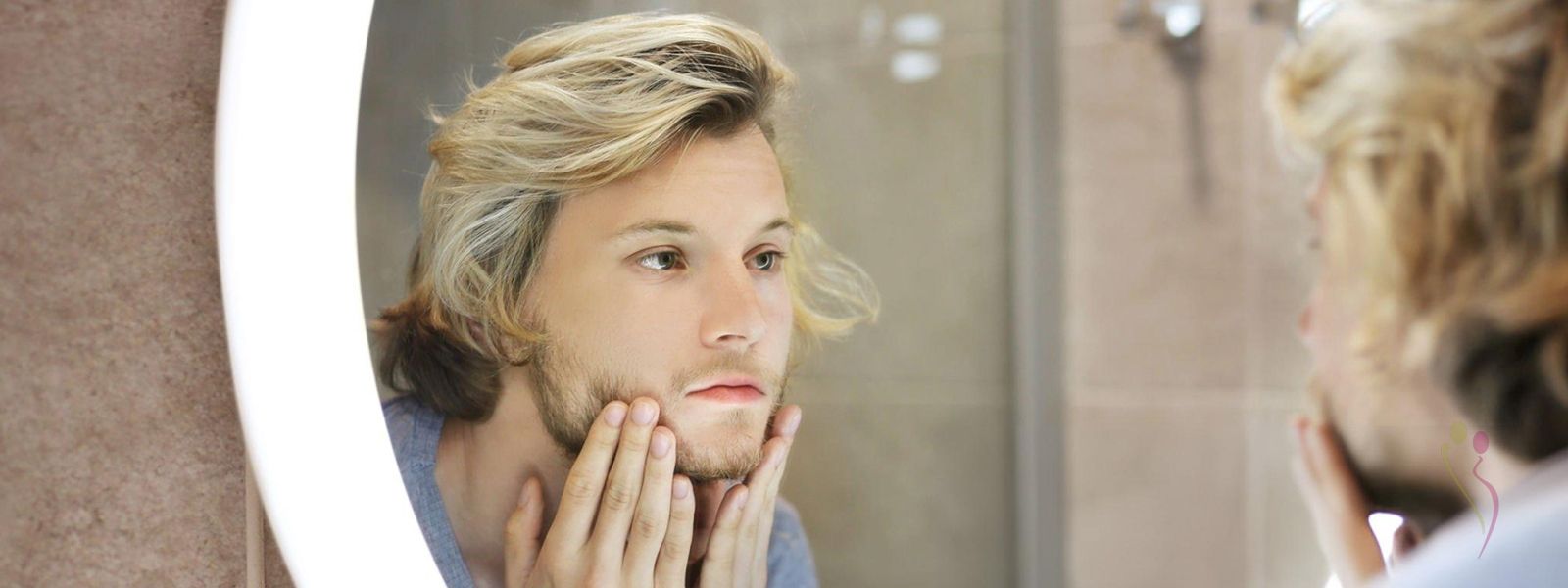 Homme se regardant dans un miroir 